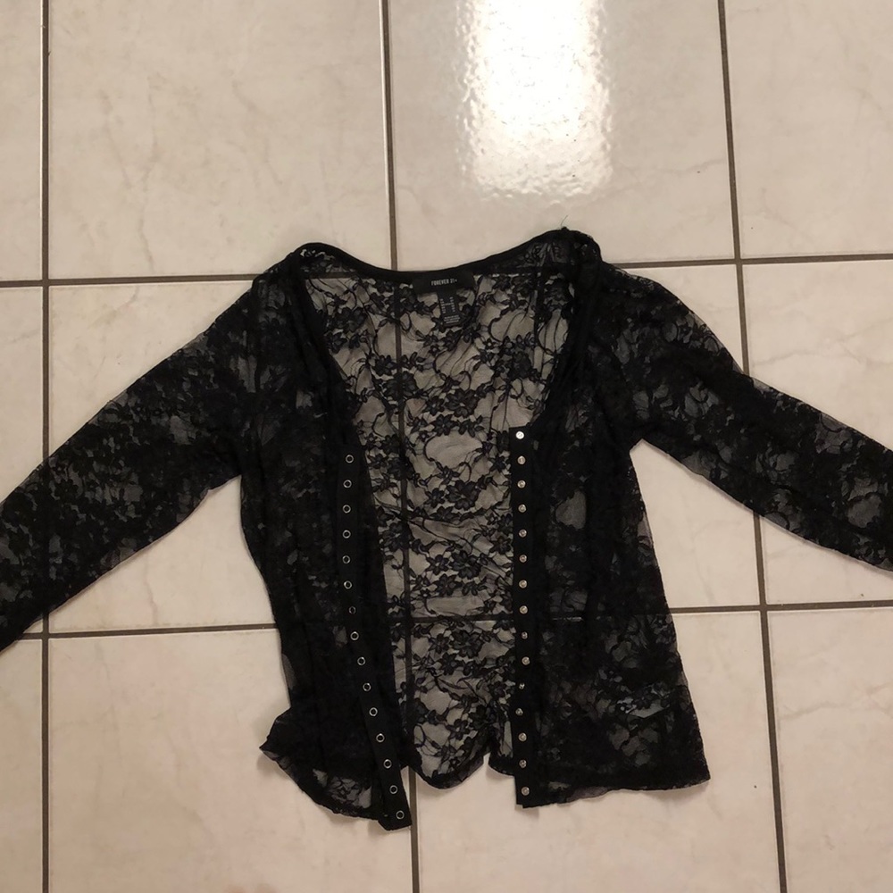 🐱 Forever 21 + black lace shirt